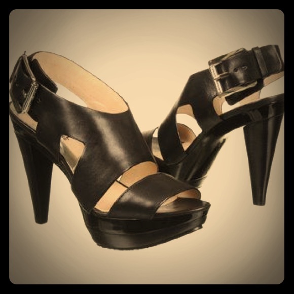 Michael Kors Shoes - 💥FINAL PRICE - MICHAEL KORS “Carla” Sandals